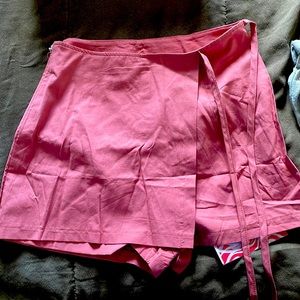 Skirt/short stylish and brand new. Never worn.